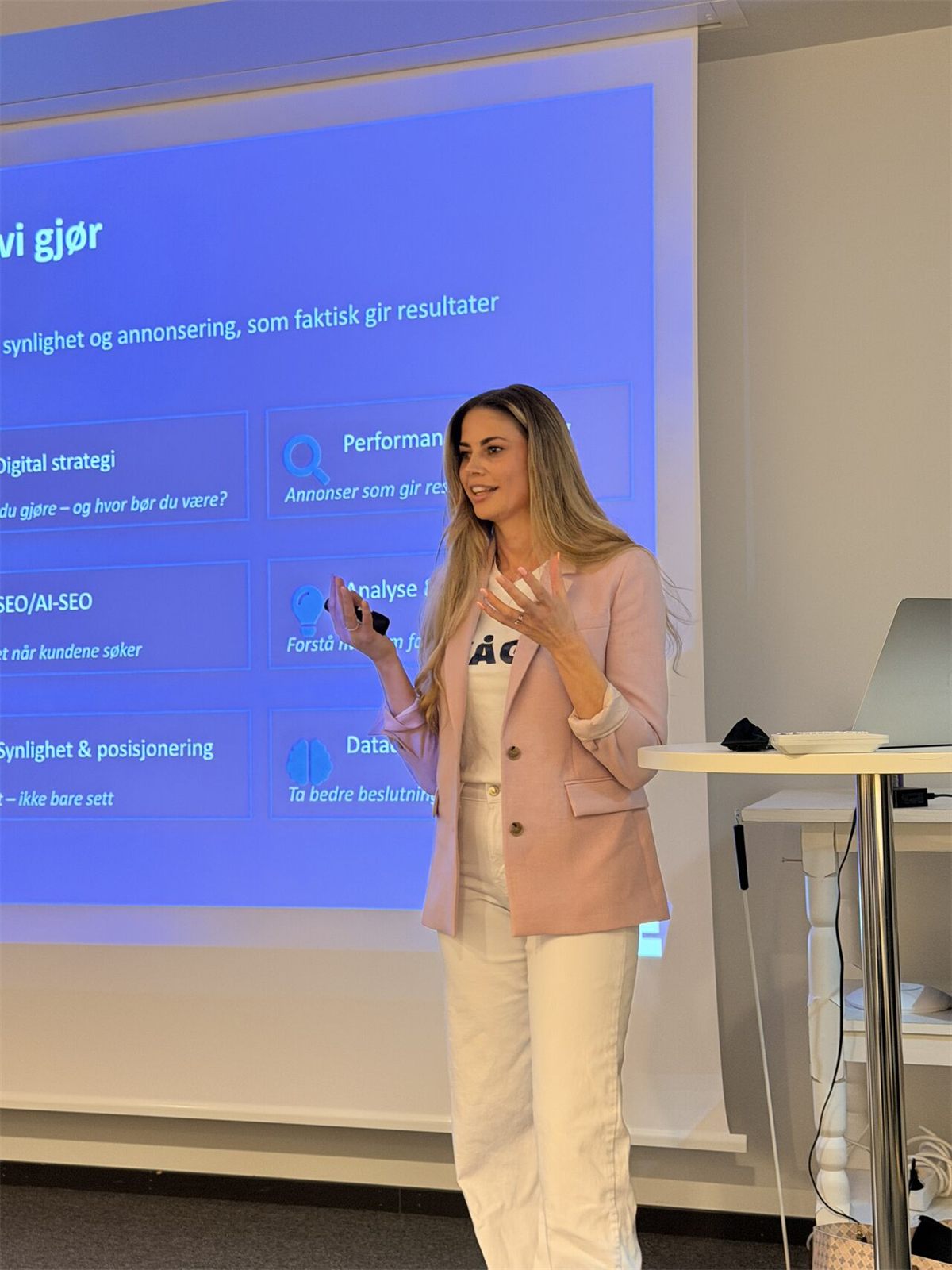 Ida Therese Pettersen presenterer Våge Marketing sine tjenester